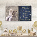 Banderoles N'IMPORTE QUEL Anniversaire Salutations Marine Blu<br><div class="desc">Célébrez un joyeux anniversaire d'étape avec une bannière personnalisée de fête bleue et or photo. Design propose une image de votre choix, une calligraphie de script moderne personnalisable "Cheers to 50 Years" et des points de confetti en faux feuille d'or sur un arrière - plan bleu marine. Veuillez noter que...</div>