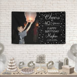 Banderoles N'IMPORTE QUEL Anniversaire Soeur Noire Confetti 1<br><div class="desc">Célébrez un joyeux anniversaire d'étape avec une photo personnalisée bannière de fête en noir, blanc et faux argent. Design est doté d'une image de votre choix, de la calligraphie script moderne personnalisable "Cheers to 40 Years" et d'un feuillet argenté look confetti points sur un arrière - plan noir. Veuillez noter...</div>
