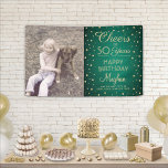 Banderoles N'IMPORTE QUELLE Oeuvre d'anniversaire Brossé Vert<br><div class="desc">Célébrez un joyeux anniversaire d'étape avec une bannière photo verte et dorée personnalisée. Design est doté d'une image de votre choix, de la calligraphie script moderne éditable "Cheers to 50 Years" et des points de confetti à l'aspect feuille sur un arrière - plan en acier inoxydable faux vert. Veuillez noter...</div>