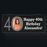 Banderoles Photo 40th Birthday Party Banner noir et blanc<br><div class="desc">Téléchargez votre photo numérique couleur pour une bannière de fête de 40e anniversaire imprimée sur mesure ! Arrière - plan noir solide avec lettres blanches et cadre photo gris où l'image va à l'intérieur du nombre quarty. Célébrez pour sa fête sur la colline en style avec une bannière personnalisée intérieure...</div>