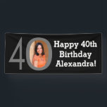 Banderoles Photo 40th Birthday Party Banner noir et blanc<br><div class="desc">Téléchargez votre photo numérique couleur pour une bannière de fête de 40e anniversaire imprimée sur mesure ! Arrière - plan noir solide avec lettres blanches et cadre photo gris où l'image va à l'intérieur du nombre quarty. Célébrez pour sa fête sur la colline en style avec une bannière personnalisée intérieure...</div>