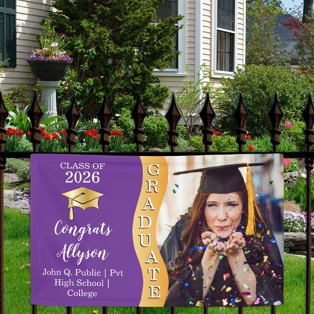 Banderoles Purple | Or Félicitations au Diplômé Vague Photo (Classy Modern Purple and Gold Tone "Graduate" Grad Cap Graduation Party Banner )