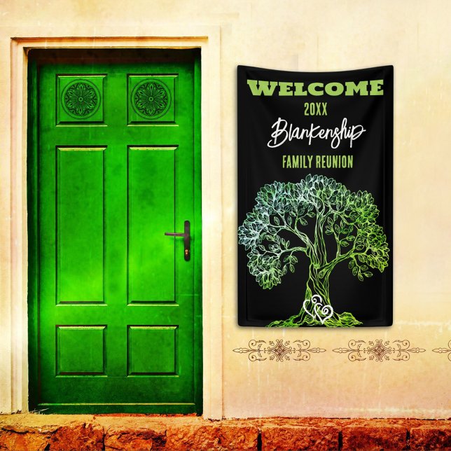 Banderoles Réunion en famille Vieux arbre vert sur une carte  (Welcome family on a vertical format reunion banner with rustic green tree on a black background.
)