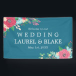 Banderoles Roses rose | Bleu profond Bienvenue à notre Mariag<br><div class="desc">Bannière d'accueil fleurie pour un mariage dans un bleu profond chaud avec arrangements floraux en rose et bleu vif.</div>