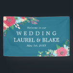 Banderoles Roses rose | Bleu profond Bienvenue à notre Mariag<br><div class="desc">Bannière d'accueil fleurie pour un mariage dans un bleu profond chaud avec arrangements floraux en rose et bleu vif.</div>
