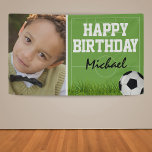 Banderoles Sports Football Football fête d'anniversaire<br><div class="desc">Bannière d'anniversaire joyeuse sur le thème du sport de football avec une photo de votre enfant,  un terrain de football vert,  une pelouse luxuriante,  un ballon de football,  et un modèle de bannière de la fête des enfants.</div>