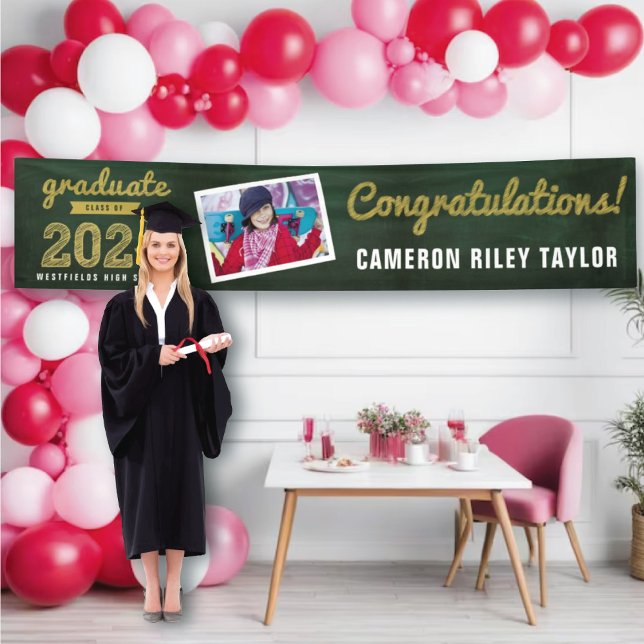 Banderoles Tableau noir Croquis 2025 Photo Moderne Graduation (2024 Green Chalkboard & White Sketch 1 Photo Graduation Party Banner @ www.zazzle.com/color_therapy)