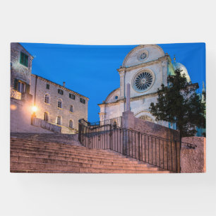 Banderoles Vue nocturne des escaliers et de l'église à Split,