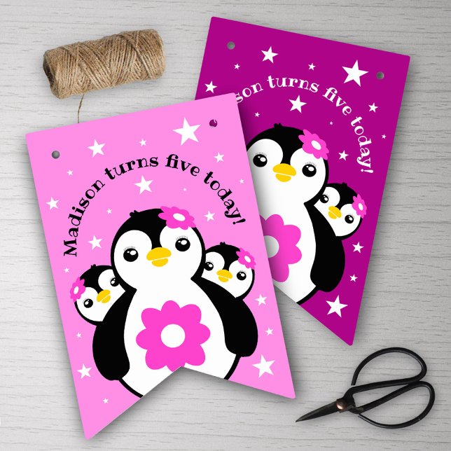 Bannière À Fanions Joli Anniversaire Pingouins Fleurs Roses (Cute Happy Birthday Girl Penguins Pink Flowers Bunting Flags Cover Photo.)