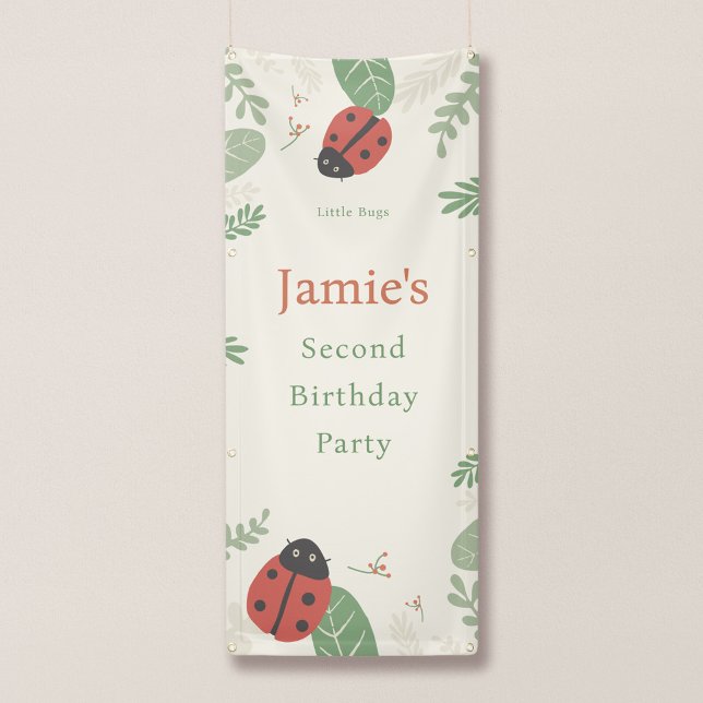 Bannière de bienvenue pour l'anniversaire de Littl (Ladybird Meadow - 2.5 x 6' Vertical Party Entrance Banner)