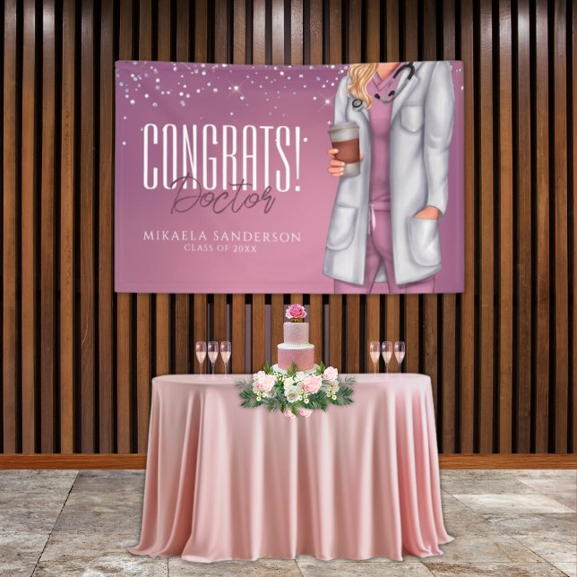 Bannière de Félicitations pour la Remise des Diplô (Doctor graduation banner in elegant pink party setup)