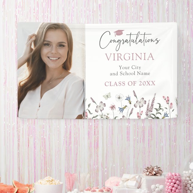Bannière de photo de remise de diplômes aux fleurs (Wildflower Graduation Photo Banner by Painted Paperie
)