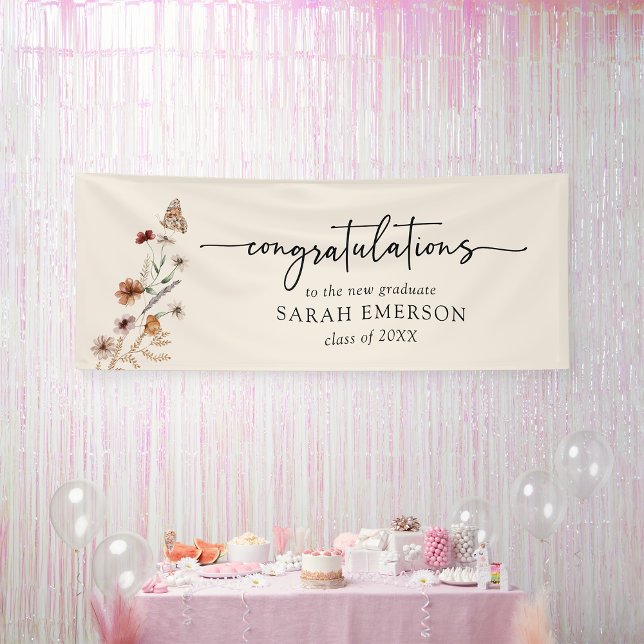Bannière de remise de diplômes florale (Floral Graduation Banner with Butterfly by Painted Paperie
)