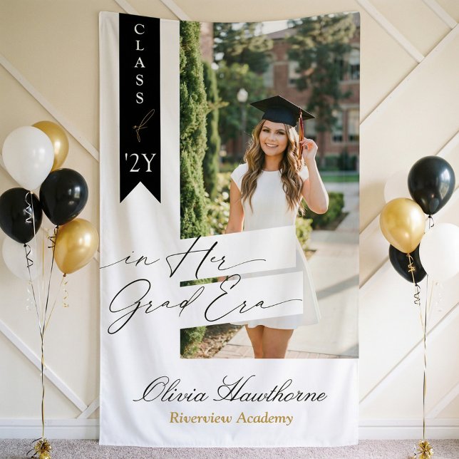 Bannière élégante de fête de fin d'études « In Her (In Her Grad Era Elegant Photo Graduation Party Banner)