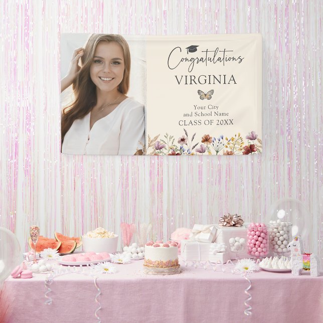 Bannière fleur sauvage de la graduation bohème (Wildflower Bohemian Graduation Banner with Butterfly by Painted Paperie
)