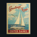 Banques extérieures Carte postale Voilier Rétro Ca<br><div class="desc">Ce Salutations From Outer Banks North Carolina design nautique de voyage vintage dispose d'un bateau naviguant sur l'eau avec des mouettes et un ciel bleu rempli de somptueux nuages blancs bouffants.</div>