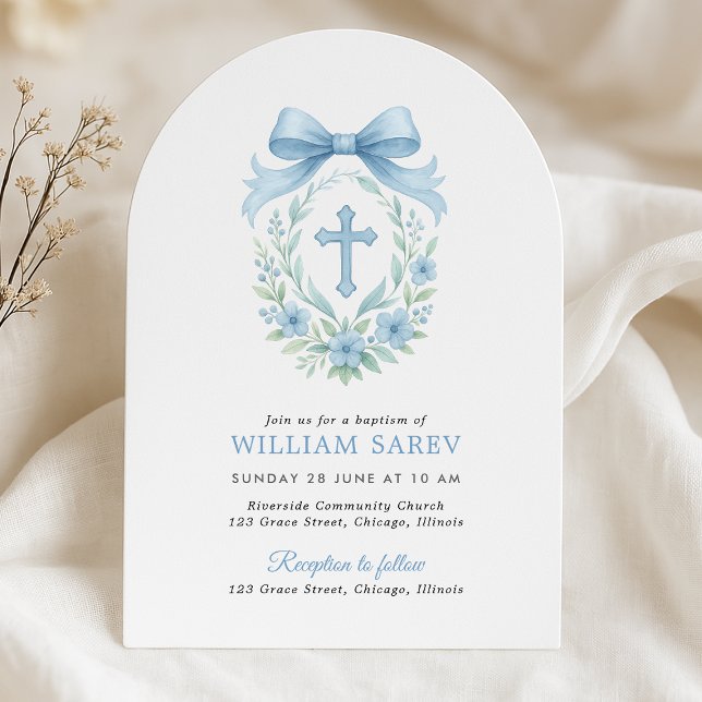 Baptême Bleu Arché Invitation pour bébé garçon (Elegant arched boy baptism invitation with blue bow and floral cross – neutral linen flat lay)