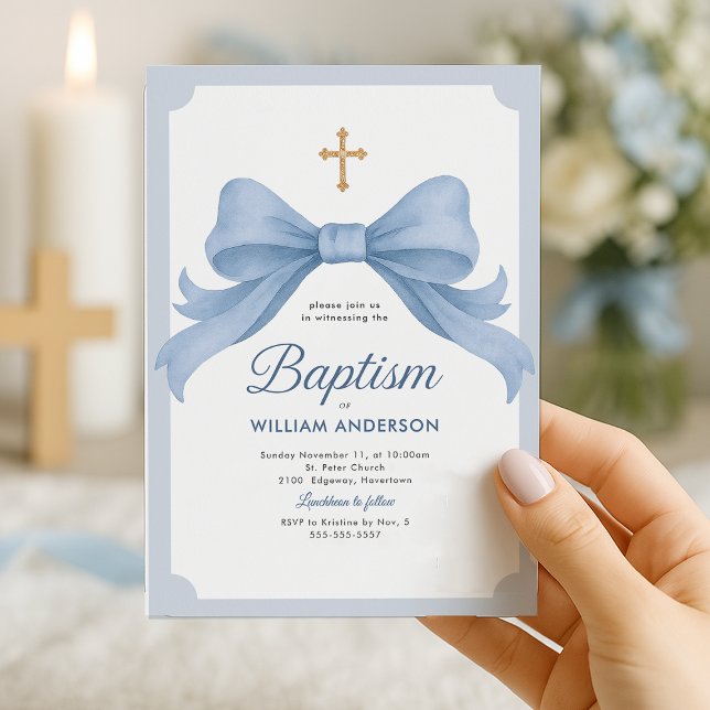 Baptême Bleu Invitation avec croix et arc (Classic blue baptism invitation with elegant bow and soft pastel accents.)
