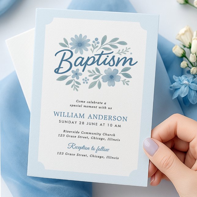 Baptême floral bleu Invitation pour bébé garçon (Elegant baptism invite with blue florals, hand-held with envelope and ribbon accent

)