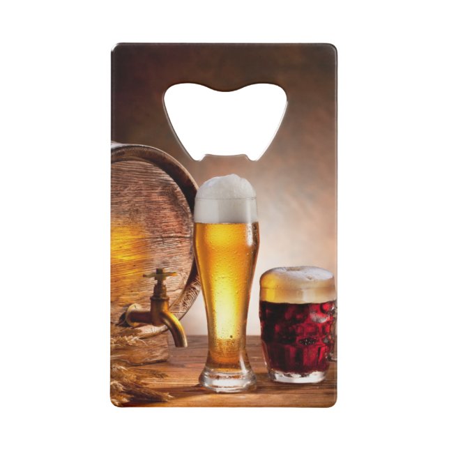 Baril de bière avec verres de bière sur une table  (Devant)