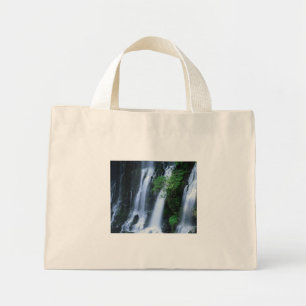 Bas de la cascade triple sur un sac en toile coup