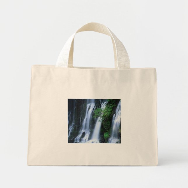 Bas de la cascade triple sur un sac en toile coupé (Devant)