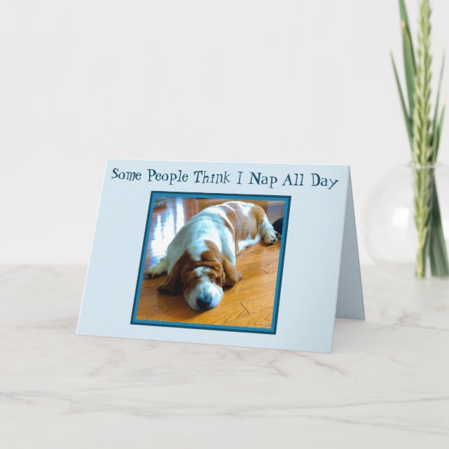 Basset faisant une sieste sur la carte (Devant)