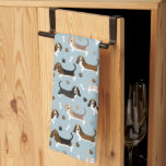 Basset Hound Chig Bones and Paws Serviette de cuis<br><div class="desc">Basset Chatte Chiens Hound avec des manteaux brun,  noir,  blanc et citron avec des os de chien éparpillés et empreintes de pattes motif chien amusant.</div>