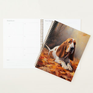 Basset Hound dans les feuilles d'automne qui tombe