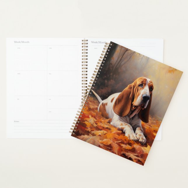 Basset Hound dans les feuilles d'automne qui tombe (Devant avec enveloppe)