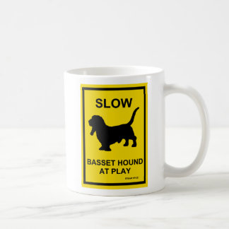 Basset Hound lent à la tasse de jeu
