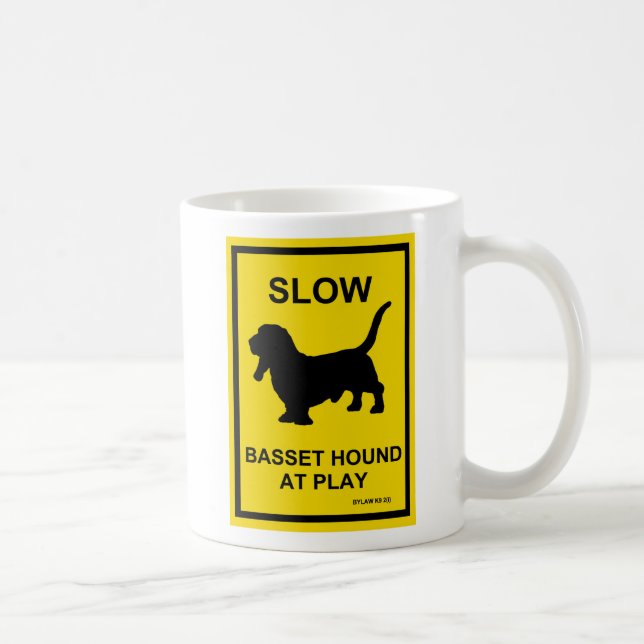 Basset Hound lent à la tasse de jeu (Droite)
