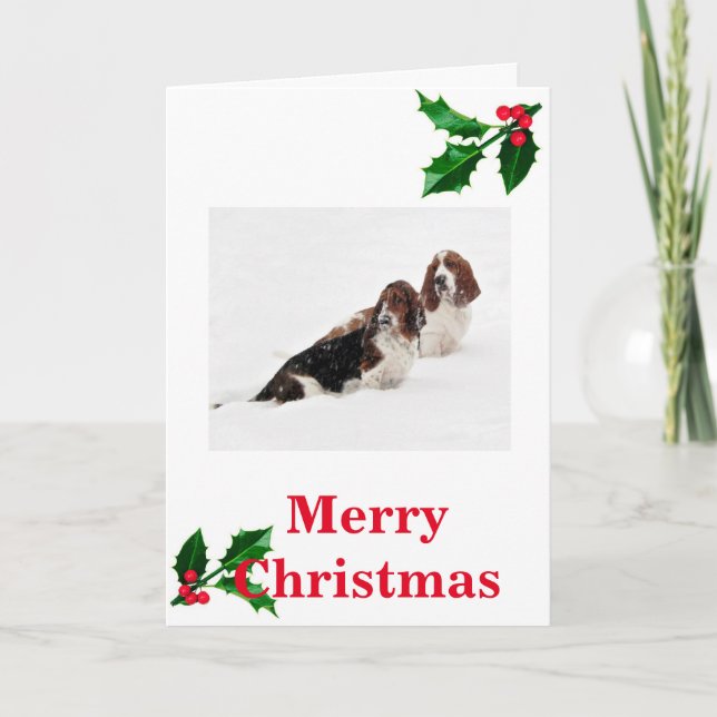 Basset Hounds dans la neige sur la carte de Noël. (Devant)