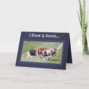Basset mignonne et amusante sur la carte d'anniver