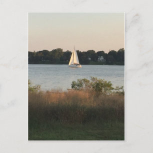 Bateau à voile sur la carte postale de l'eau