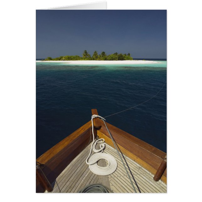 Bateau ancré approchant l'île (Devant)