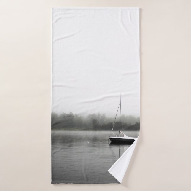 BATEAU NOIR ET BLANC SUR LE LAC (Serviette de bain)