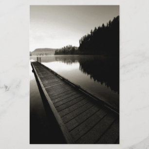 Bateau quai par lac