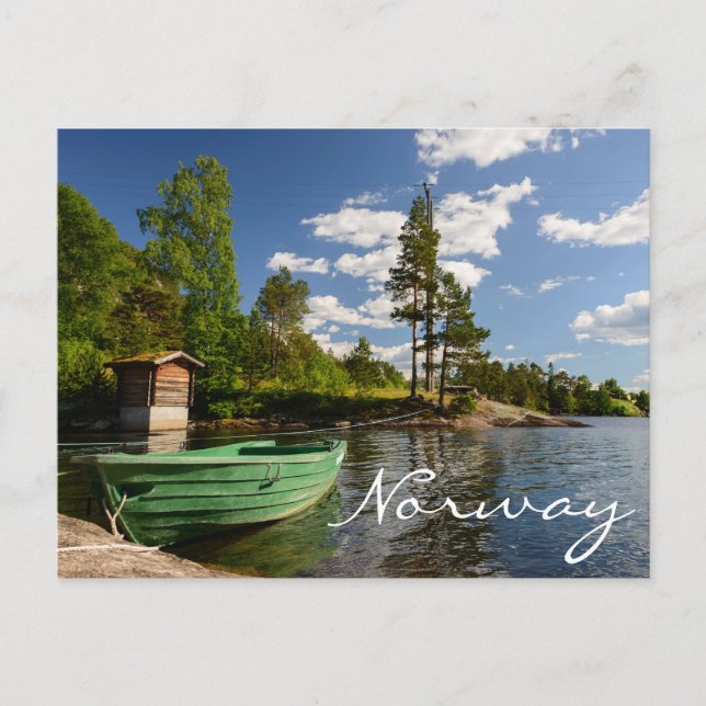 Bateau vert dans un fjord en Norvège carte postale (Devant)