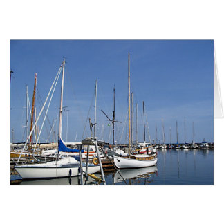 Bateaux à voile dans le port
