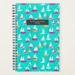 Bateaux à voile Motif rose et Turquoise<br><div class="desc">Motif avec illustration de voiliers roses et jaunes sur arrière - plan turquoise. Personnalisez le texte à l'avant.</div>