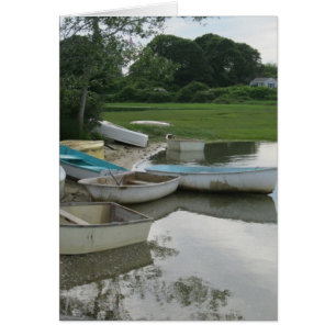 "Bateaux éparpillés sur le rivage"
