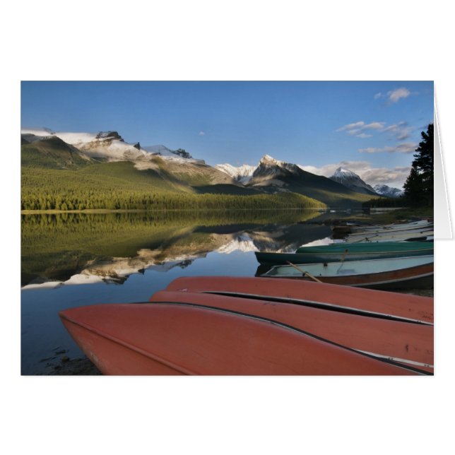 Bateaux garés sur le rivage du lac Maligne, (Devant horizontal)