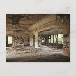 Bâtiment abandonné gauche à la carte postale