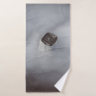 BÂTIMENT EN BÉTON BLANC ENTOURÉ DE NUAGES