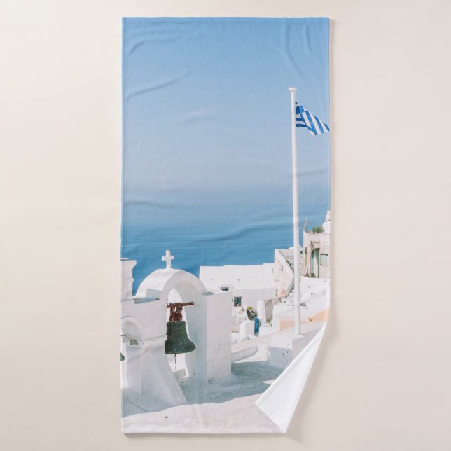 Bâtiment en béton blanc près du plan d'eau dans  (Serviette de bain)