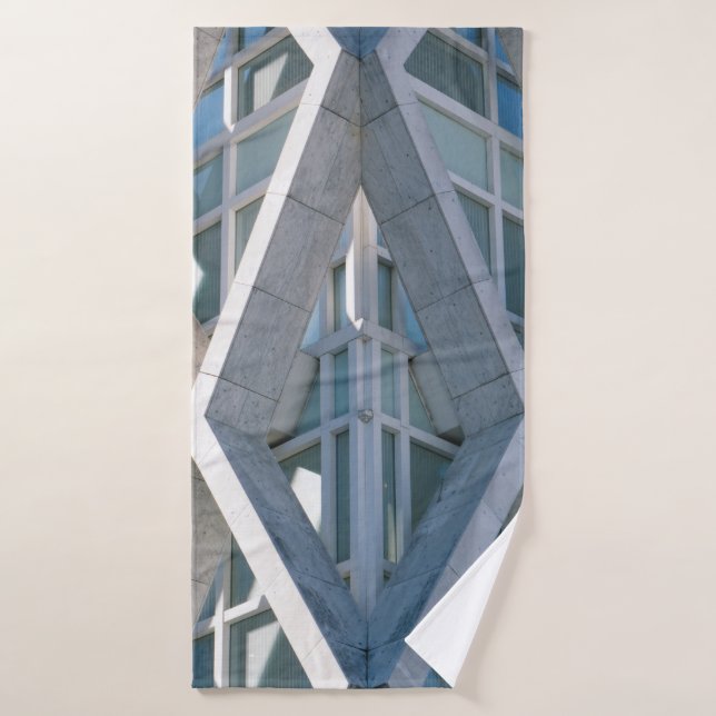 Bâtiment en béton gris en journée (Serviette de bain)