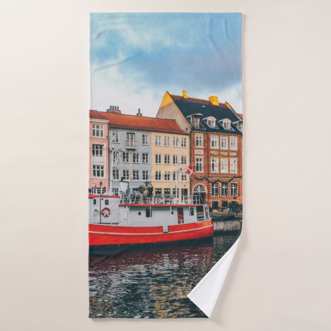 BÂTIMENT EN BÉTON ROUGE ET BLANC (Serviette de bain)