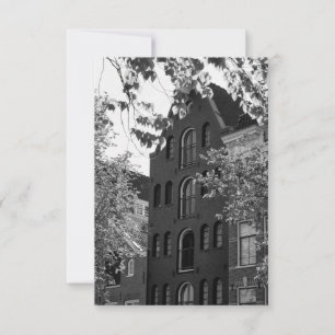 Bâtiment historique noir et blanc à Amsterdam