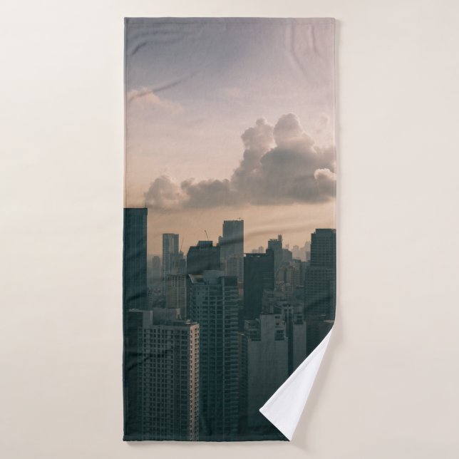 BÂTIMENTS DE LA VILLE SOUS LE CIEL NUAGE PENDANT L (Serviette de bain)
